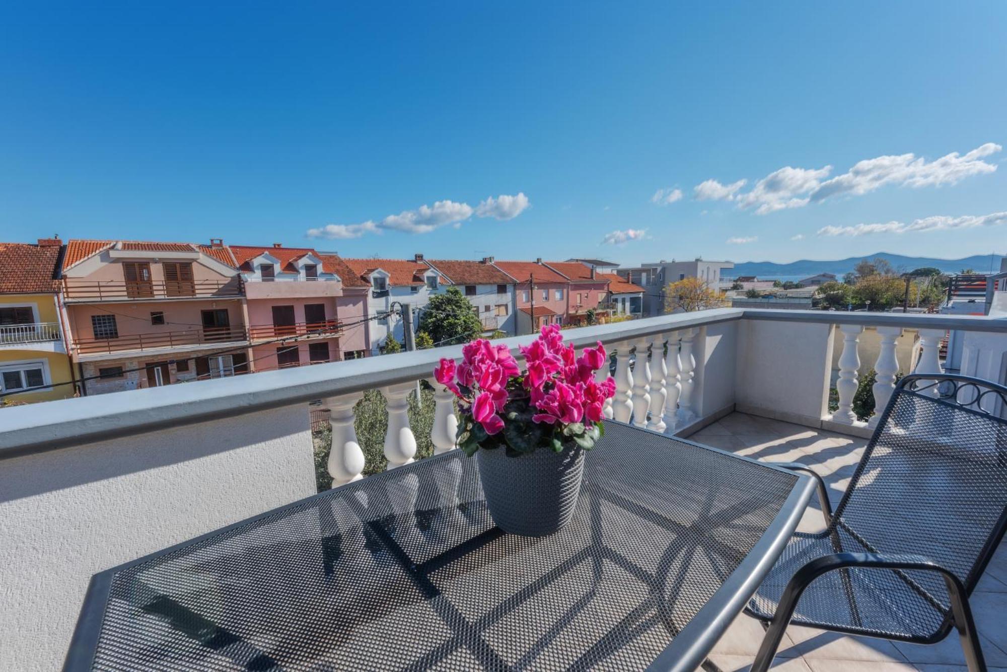 Perica Apartment And Perica Room With Separate Entrance Задар Екстериор снимка